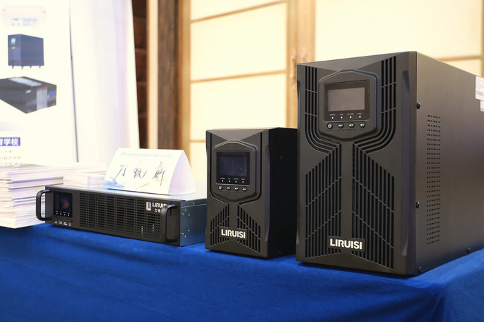 展台样机：塔式高频 UPS 与机架式机型